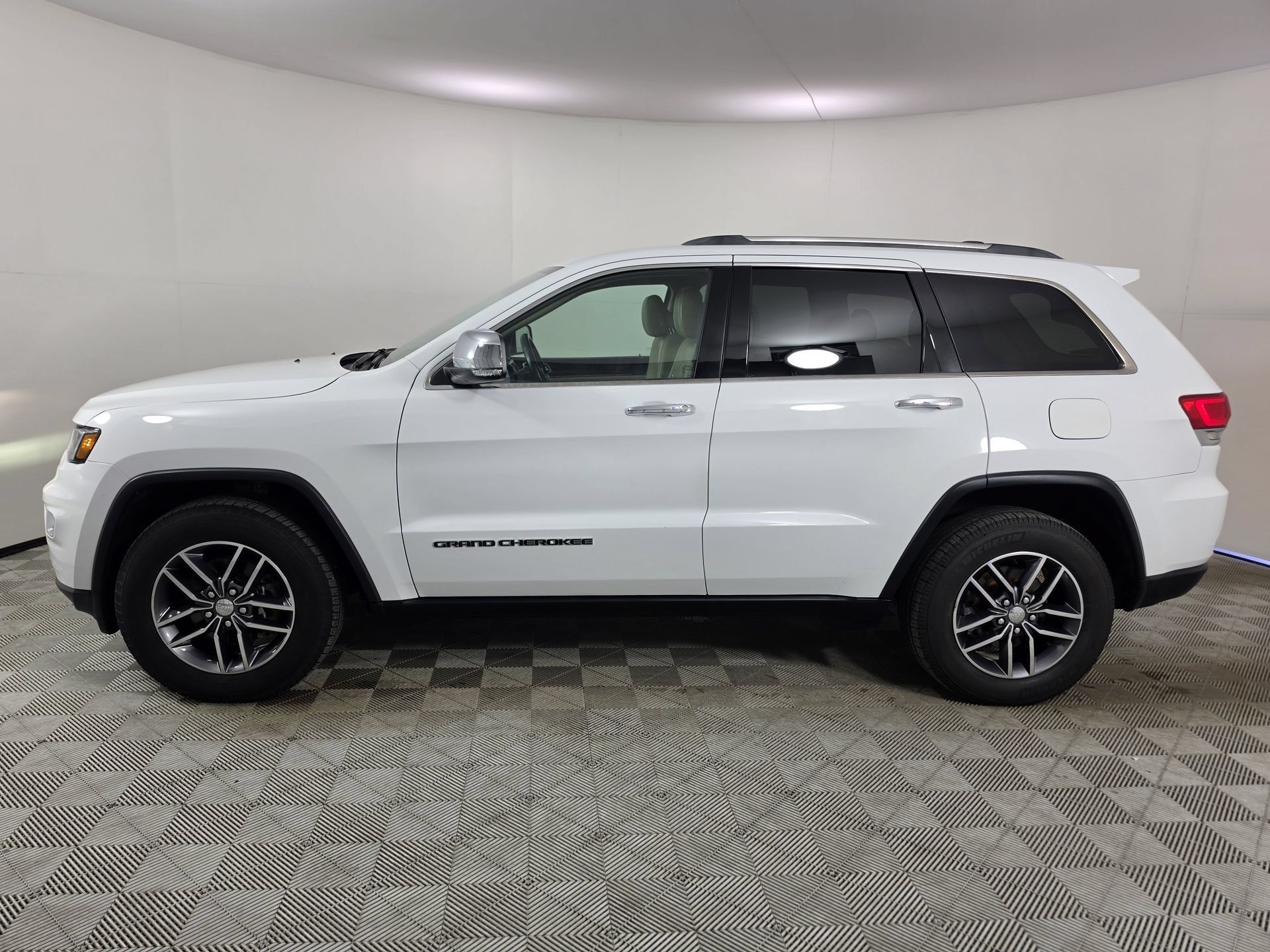 Used 2018 Jeep Grand Cherokee Limited w/ Luxury Group II AWD/4WD image 4