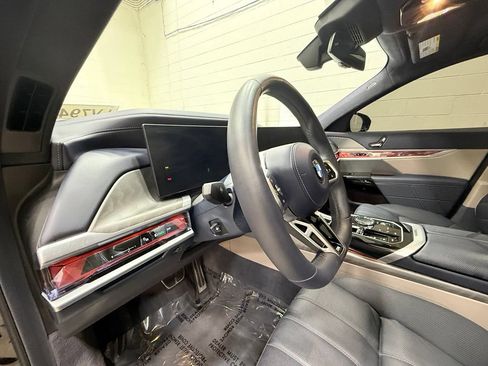 Used 2025 BMW 760i xDrive AWD/4WD image 32