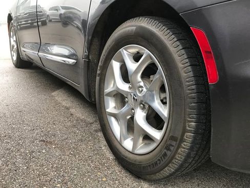 Used 2019 Chrysler Pacifica Limited image 13