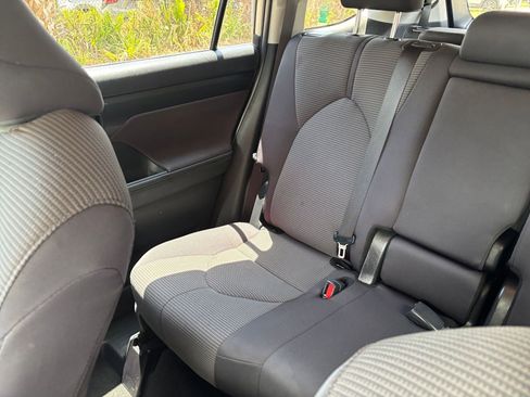 Used 2025 Toyota Highlander LE FWD image 42