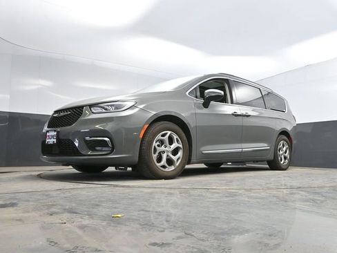 Used 2023 Chrysler Pacifica Limited image 38