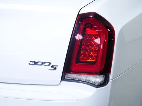 Used 2018 Chrysler 300 S AWD/4WD image 17