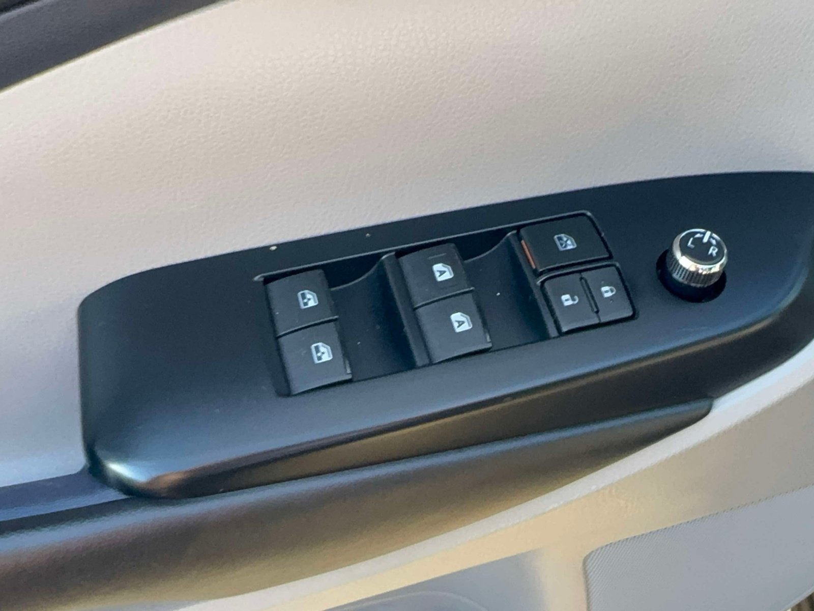 Used 2018 Toyota Highlander XLE AWD/4WD image 18