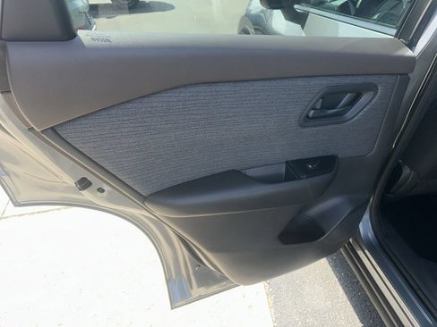 Used 2023 Nissan Rogue S AWD/4WD image 18