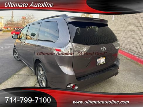 Used 2017 Toyota Sienna SE Premium image 6