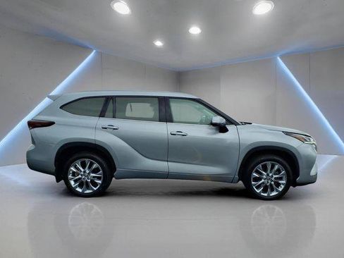 Certified 2024 Toyota Highlander Limited AWD/4WD image 23