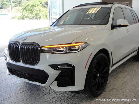 Used 2022 BMW X7 xDrive40i w/ M Sport Package AWD/4WD image 37