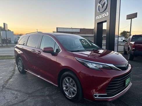 Used 2023 Toyota Sienna XLE image 2