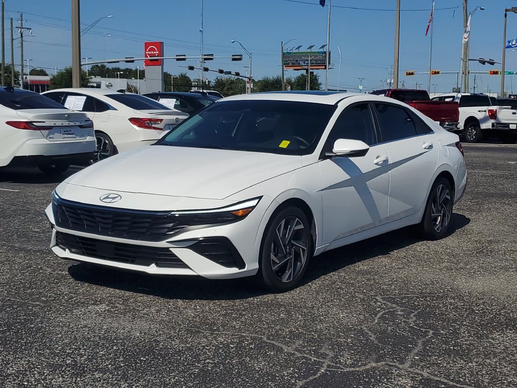 Used 2026 Hyundai Elantra Limited FWD image 2