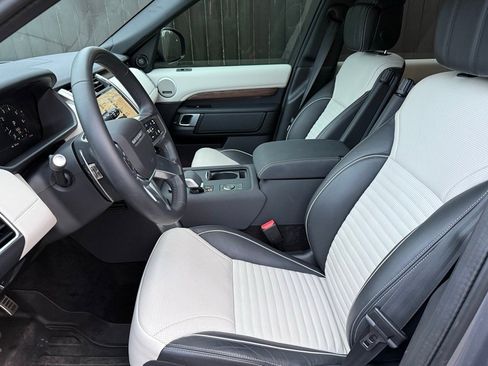 Used 2024 Land Rover Discovery Dynamic SE image 12