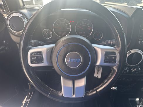 Used 2017 Jeep Wrangler Unlimited Rubicon AWD/4WD image 12
