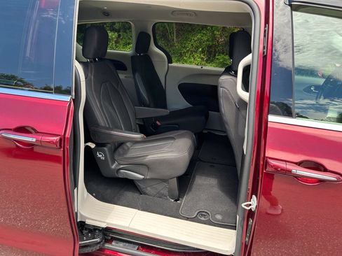 Used 2020 Chrysler Pacifica Touring FWD image 24
