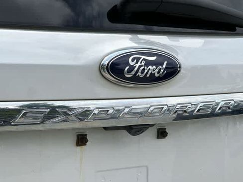 Used 2014 Ford Explorer XLT w/ Equipment Group 202A AWD/4WD image 29