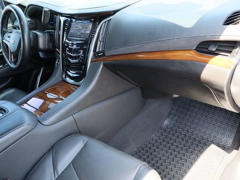 Used 2020 Cadillac Escalade Premium Luxury RWD image 37