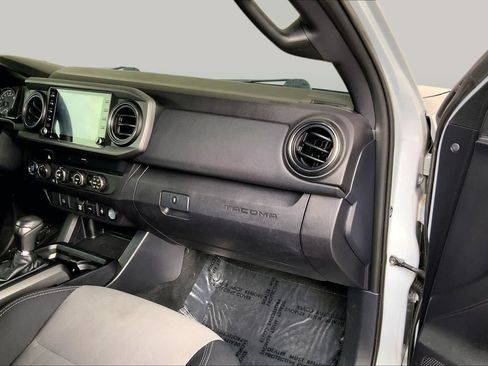 Used 2020 Toyota Tacoma TRD Off-Road AWD/4WD image 19