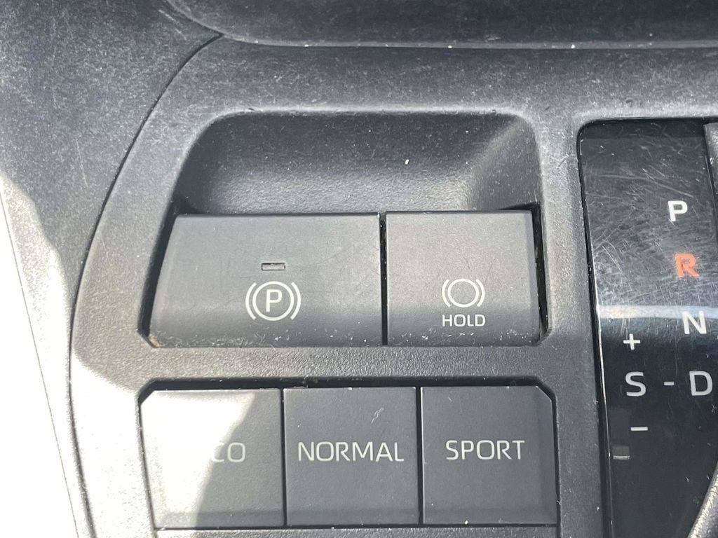Used 2021 Toyota RAV4 XLE FWD image 31