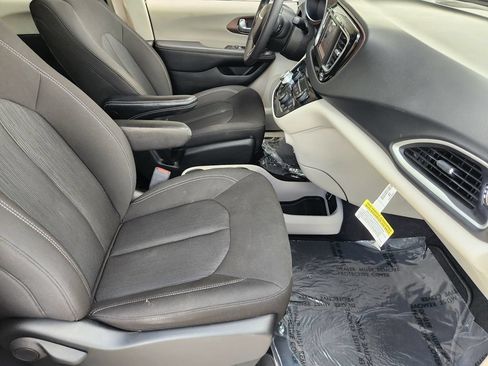 Used 2023 Chrysler Voyager LX FWD image 16