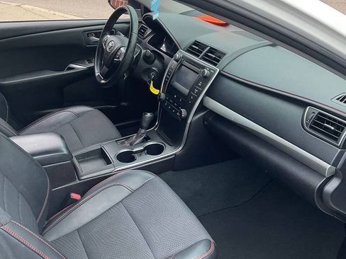 Used 2016 Toyota Camry SE w/ Moonroof Package FWD image 7