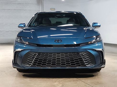 Used 2025 Toyota Camry SE image 2