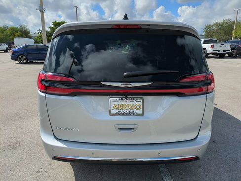 New 2026 Chrysler Pacifica Select image 6