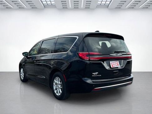 Used 2025 Chrysler Pacifica Select image 6