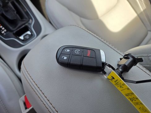 Used 2020 Jeep Cherokee Limited w/ Technology Group FWD image 30