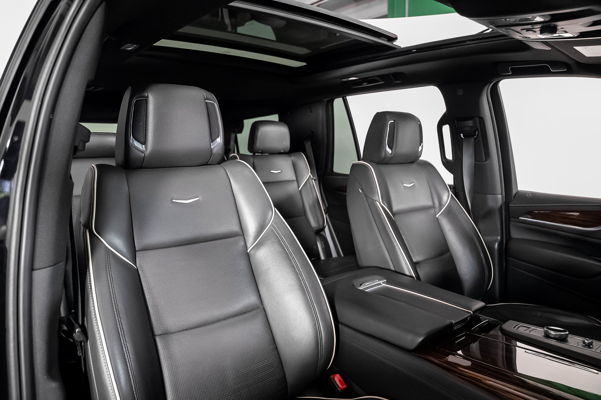 Used 2021 Cadillac Escalade Premium Luxury w/ LPO, Radiant Package AWD/4WD image 39