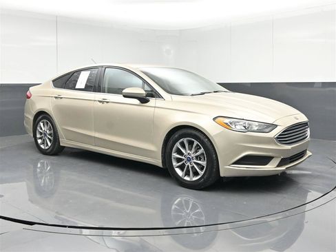 Used 2017 Ford Fusion SE w/ Fusion SE Technology Package FWD image 3
