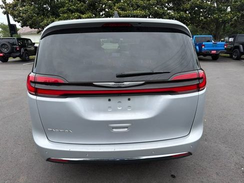 Used 2023 Chrysler Pacifica Touring-L FWD image 4