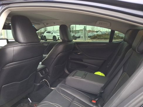 Used 2025 Lexus ES 300h Ultra Luxury image 5