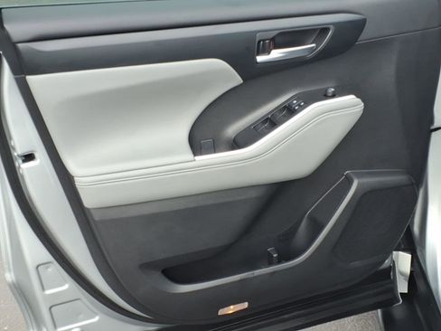 Certified 2025 Toyota Highlander XLE FWD image 14