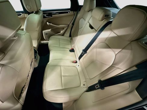 Certified 2025 Porsche Macan AWD/4WD image 25