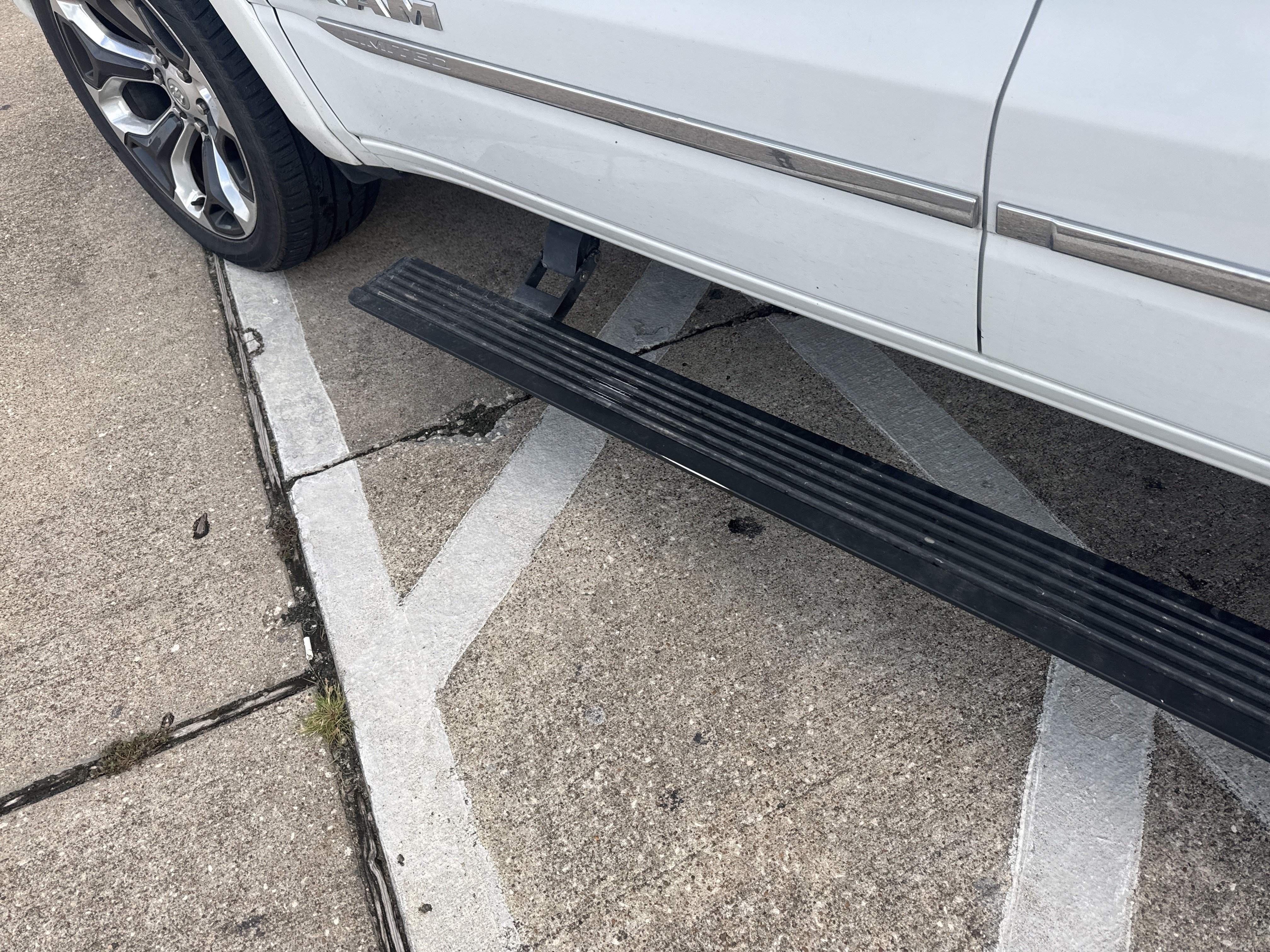 Used 2019 RAM 1500 Limited AWD/4WD image 9