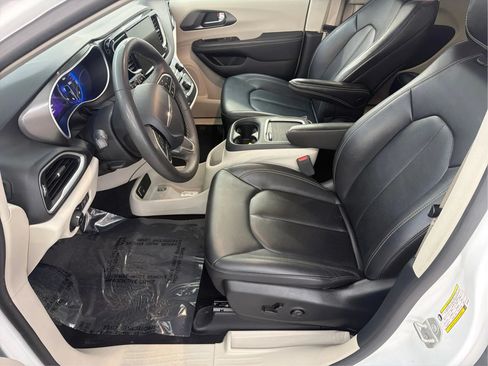 Used 2024 Chrysler Pacifica Touring-L FWD image 13