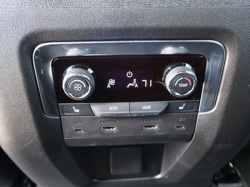 Used 2026 Chevrolet Suburban High Country image 36