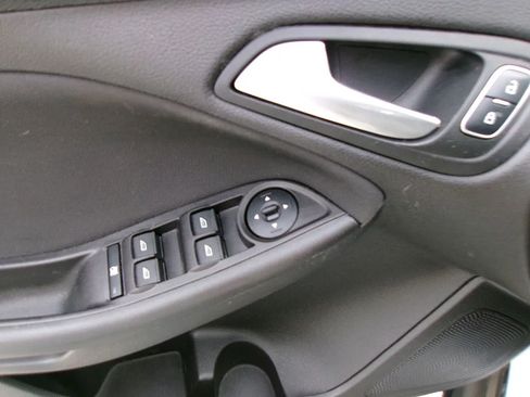 Used 2018 Ford Focus SE FWD image 12