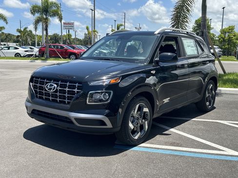 New 2025 Hyundai Venue SEL image 3