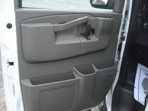 Used 2021 Chevrolet Express 2500 RWD image 28