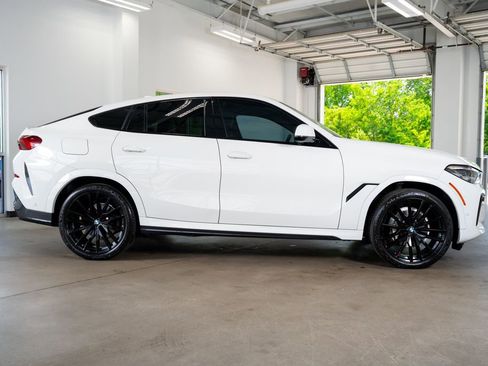 Used 2022 BMW X6 xDrive40i w/ M Sport Package AWD/4WD image 11