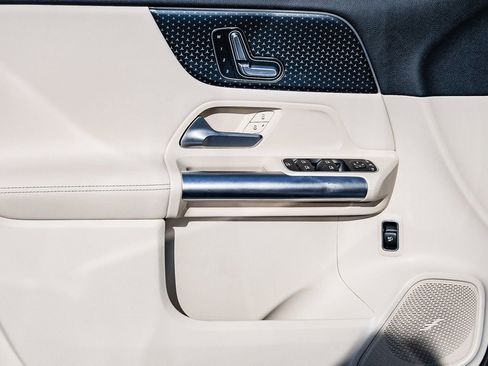 Certified 2025 Mercedes-Benz GLA 250 4MATIC image 17