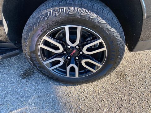 Used 2023 GMC Yukon XL AT4 image 32