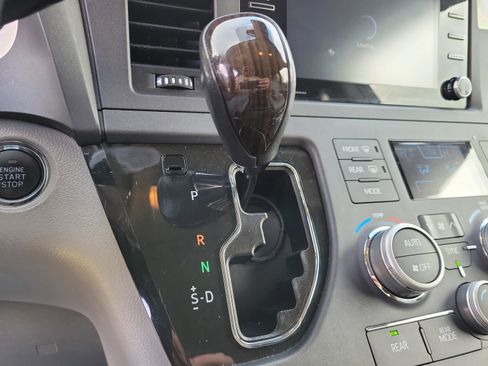 Used 2020 Toyota Sienna XLE image 33