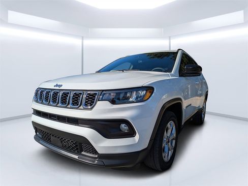 Used 2025 Jeep Compass Latitude image 7