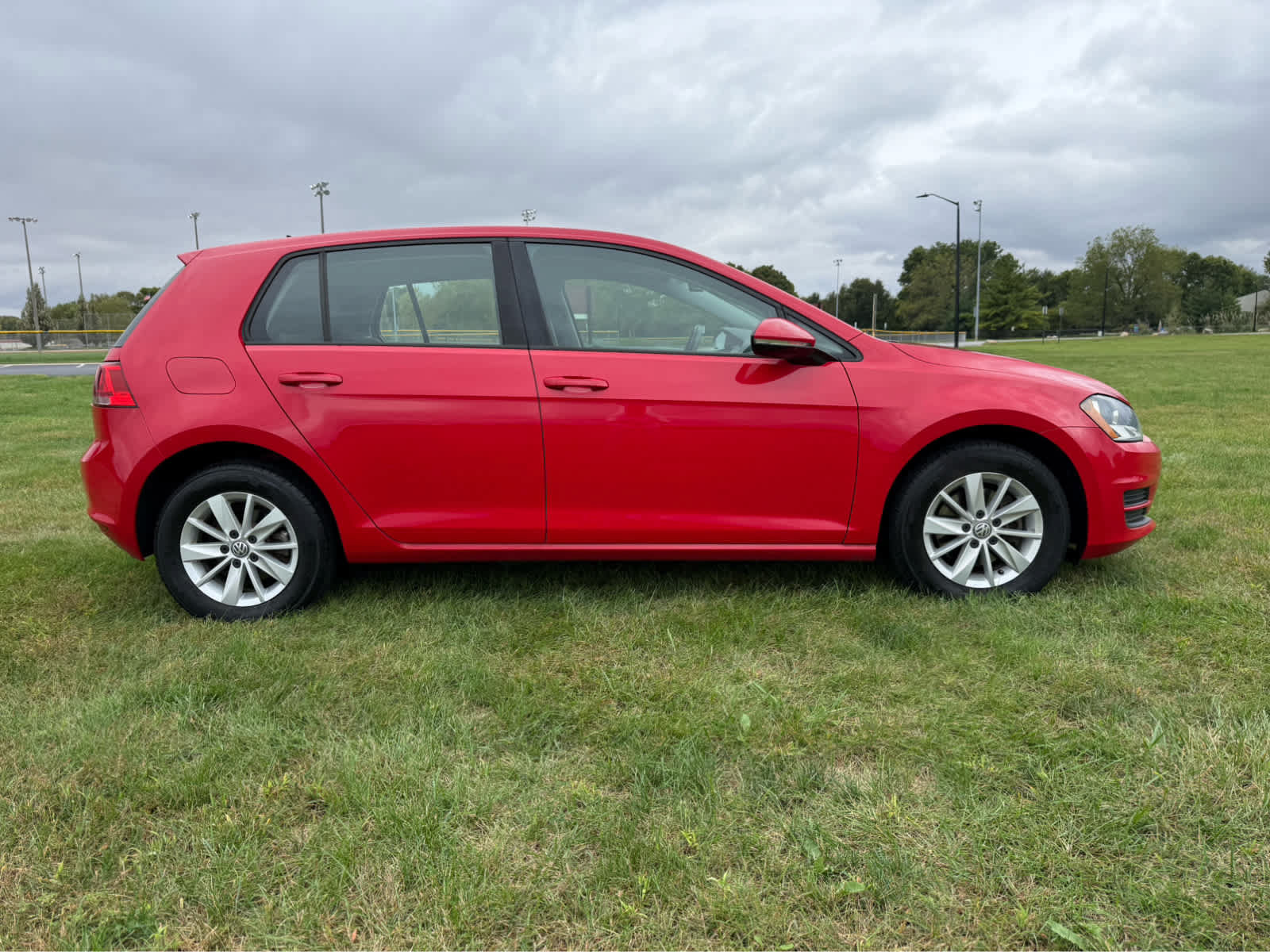 Used 2017 Volkswagen Golf S FWD image 4