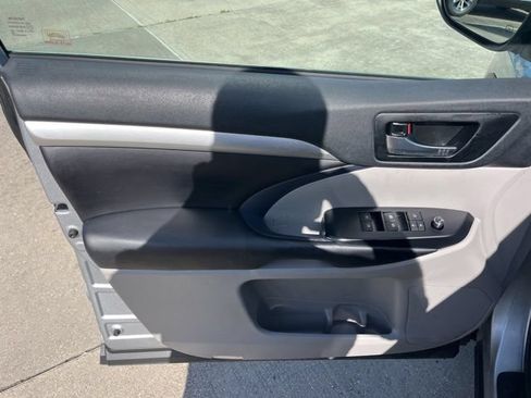 Used 2019 Toyota Highlander XLE FWD image 14