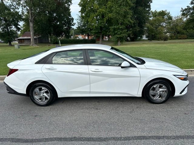 Used 2024 Hyundai Elantra SE FWD image 29