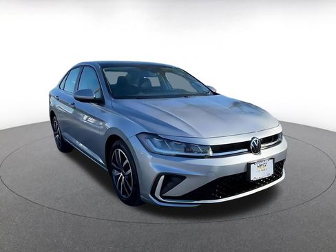 Used 2025 Volkswagen Jetta SE image 3