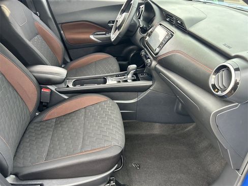 Used 2023 Nissan Kicks SR image 8