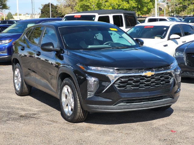 Used 2024 Chevrolet Trax LS w/ LS Convenience Package FWD image 2
