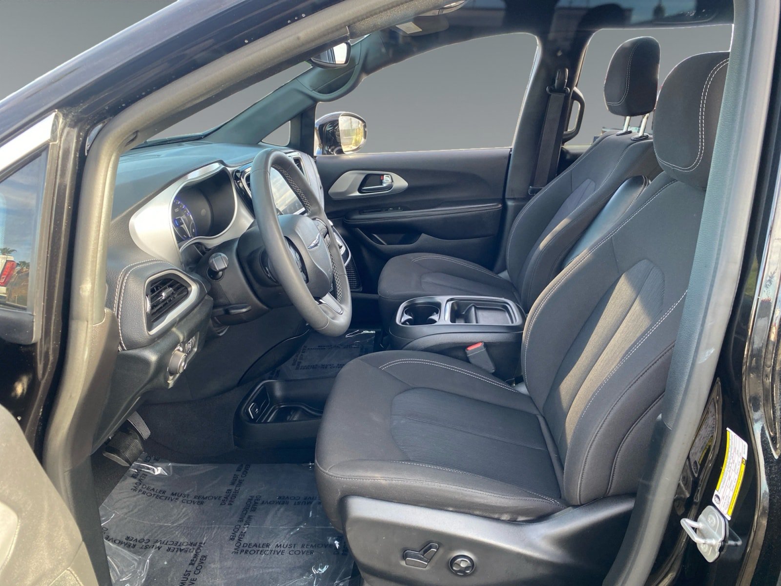 Used 2024 Chrysler Pacifica Touring FWD image 9